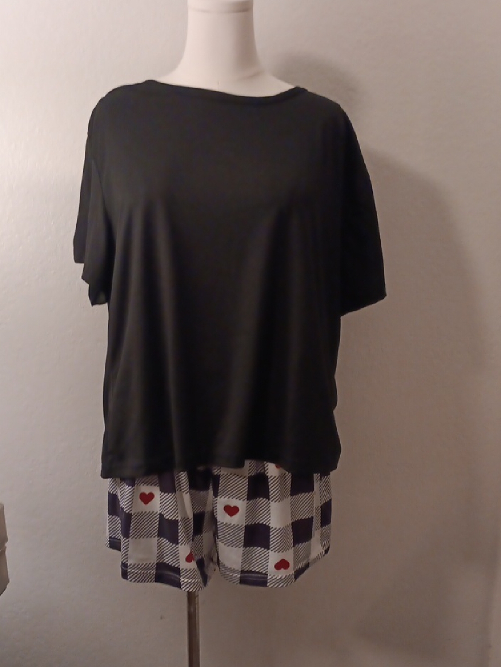 SHEIN Black Top with Plaid Heart Print Pajama Set